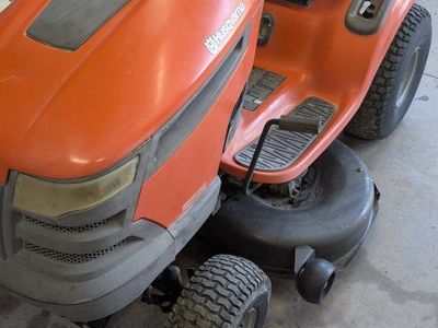 Husqvarna YTH2242T 22HP 42" Riding Lawn Mower - Briggs & Stratton Engine