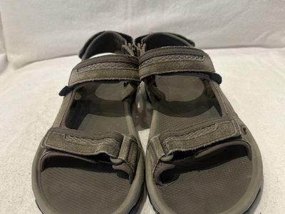 Teva men’s size 8 EU 40.5 beige sandals