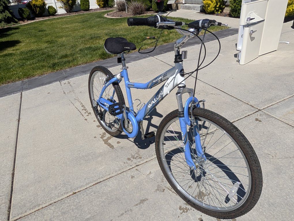 Avalon Cruiser Blue/Silver Comfort Bike 26" Wheels 18-Speed