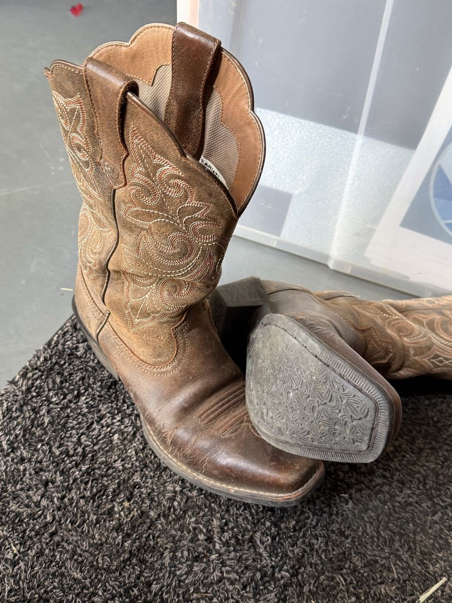 7.5 Ariat Cowboy Boots