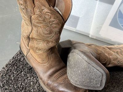 7.5 Ariat Cowboy Boots