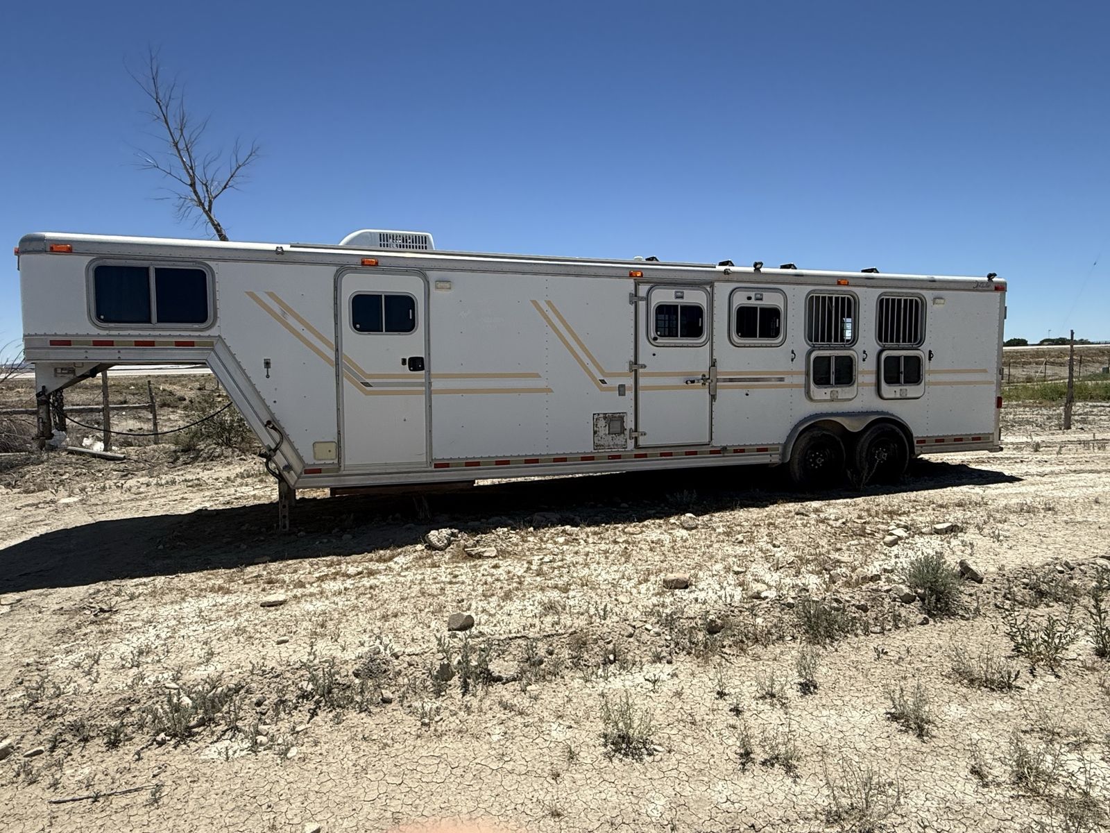 Older Gooseneck Horse Trailer 4 horse living quarters