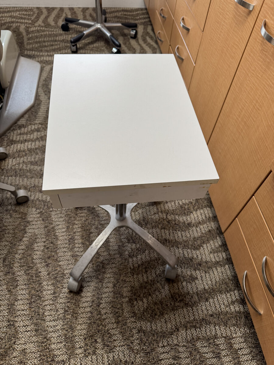 Medical / dental table