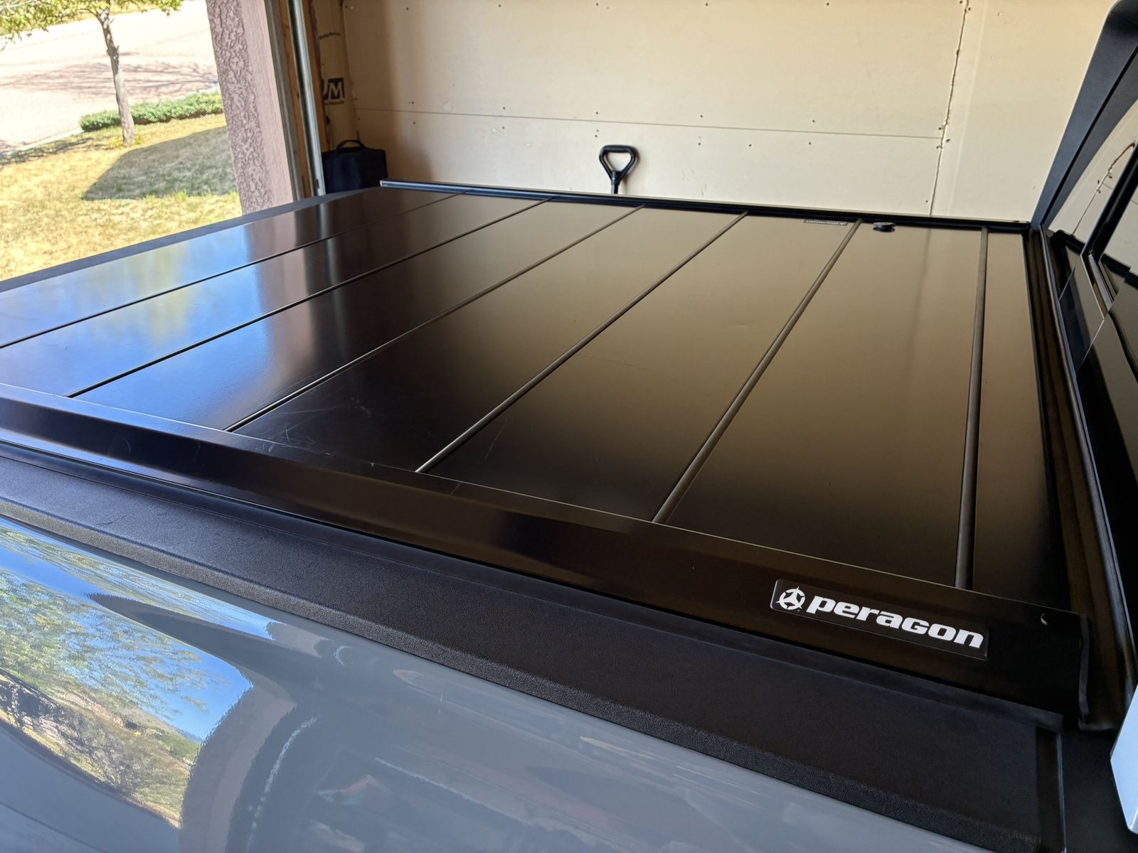 Peragon Retractable Tonneau Cover Honda Ridgeline 2017- - Rigid, metal, secure, locking
