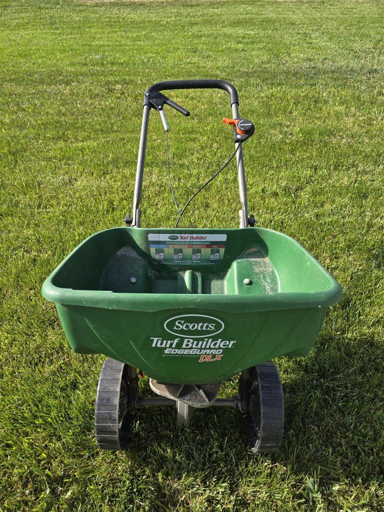 Scotts Turf Builder EdgeGuard DLX Broadcast Spreader