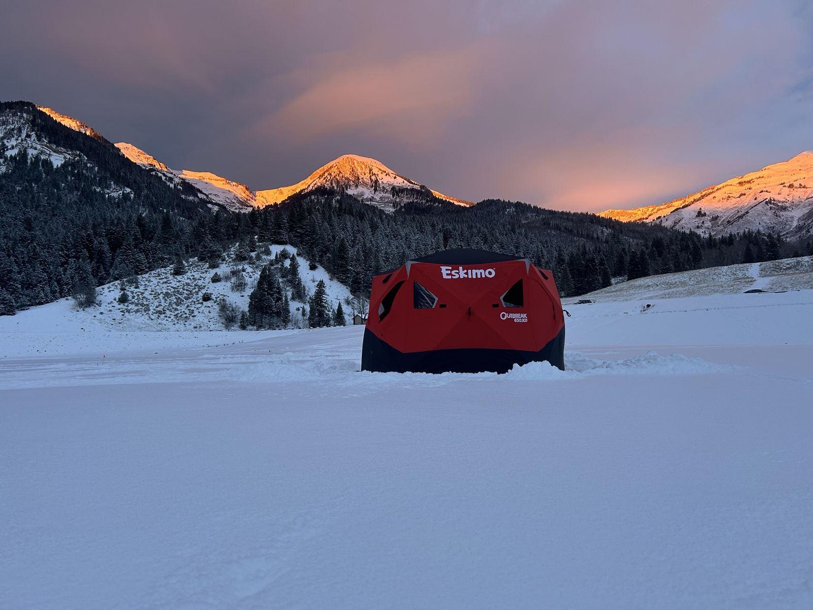 Eskimo Outbreak 650XD Insulated Pop-Up Ice Fishing Shelter Tent.   $450 OBO