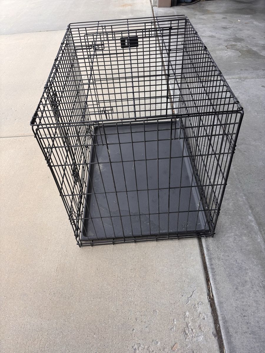 Nice, large size dog kennel w/tray in good condition