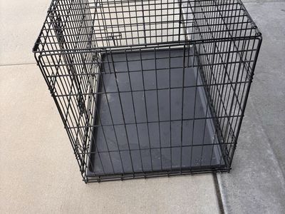 Nice, large size dog kennel w/tray in good condition