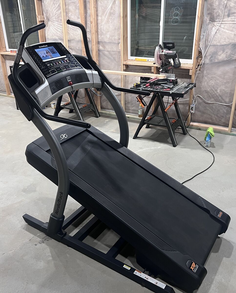 NordicTrack X9i Incline Treadmill — Excellent Condition, Low Use