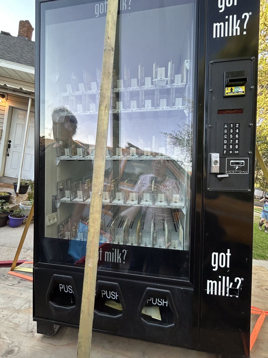 Dixie Narco Commercial Bev Max Refrigerated Vending Machine