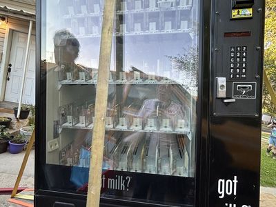 Dixie Narco Commercial Bev Max Refrigerated Vending Machine