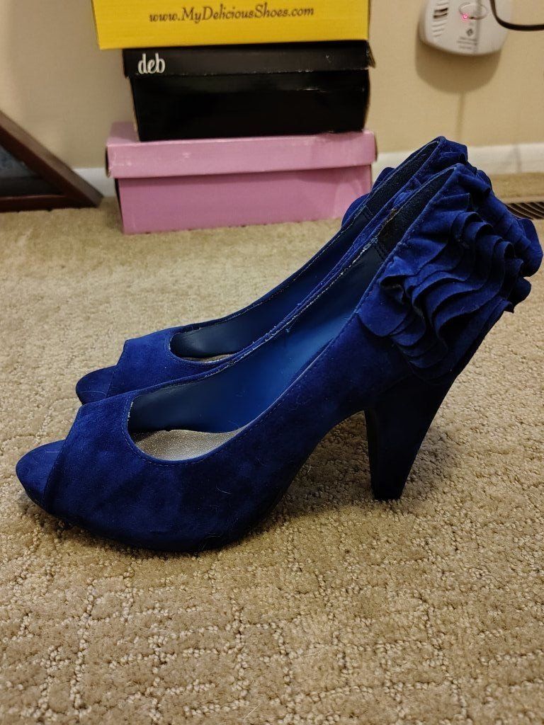 like new women's size 8 heels
