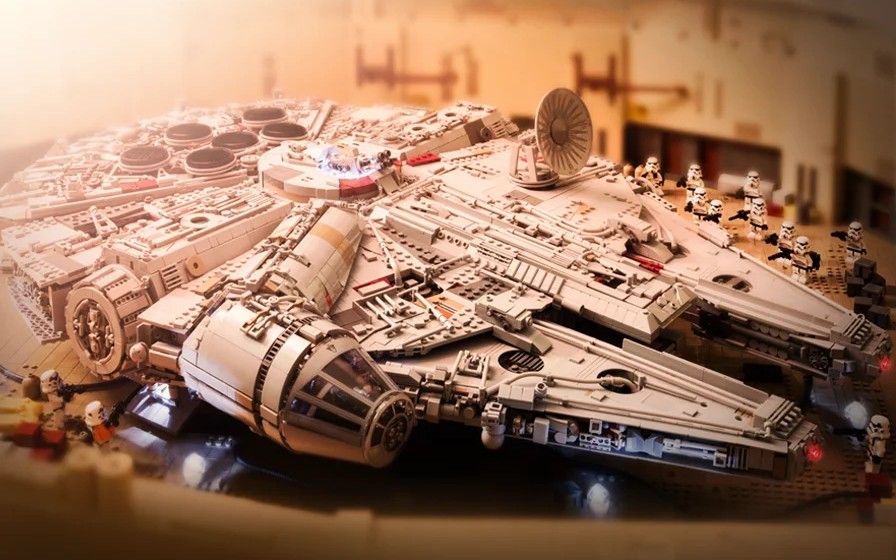 LEGO Star Wars UCCS Brickvault Millennium Falcon Minifigure Scale 12,000+ parts 5 Minifigures