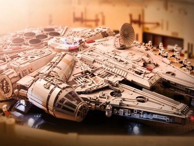 LEGO Star Wars UCCS Brickvault Millennium Falcon Minifigure Scale 12,000+ parts 5 Minifigures