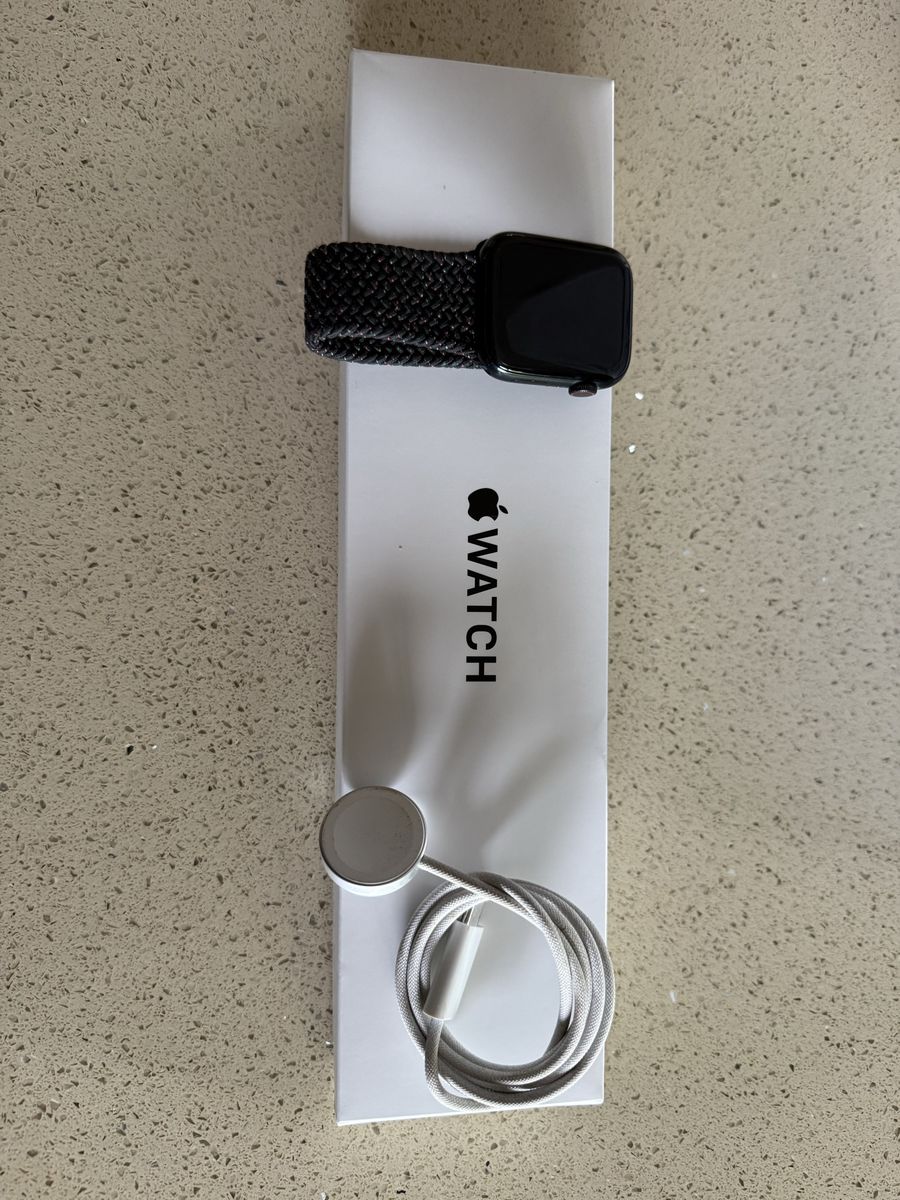 Apple Watch SE - GPS + Cellular Midnight Aluminum w/ Black Speckled Loop