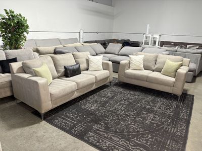 Beautiful couch set (Free Delivery )