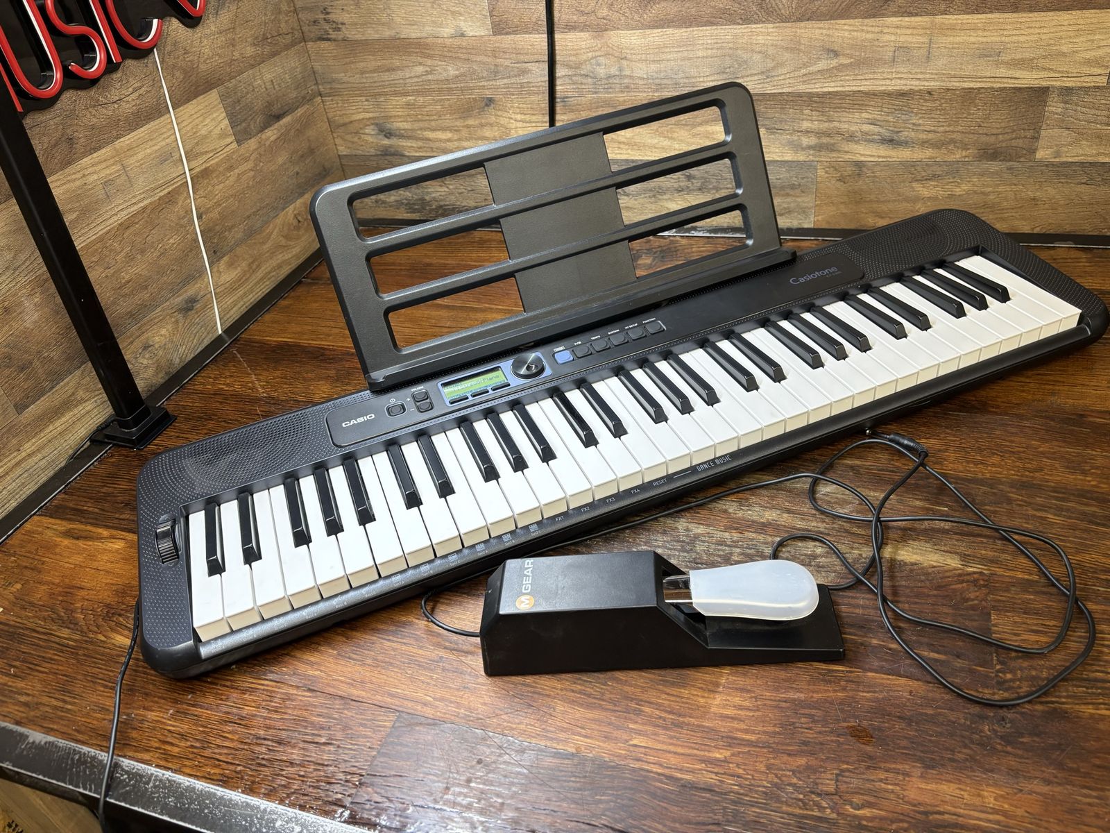 Casio Casiotone CT-S300 61-Key Keyboard Built-in Speakers