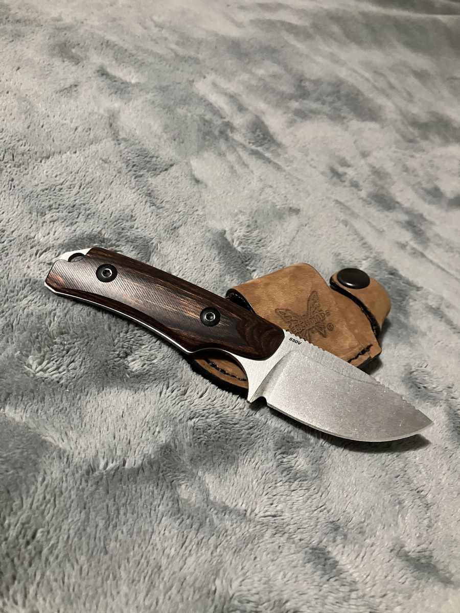 Esee 4HM plus a Benchmade Hidden Canyon.