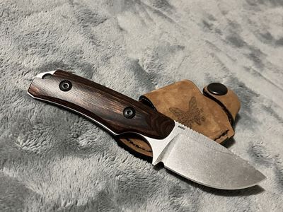 Esee 4HM plus a Benchmade Hidden Canyon.