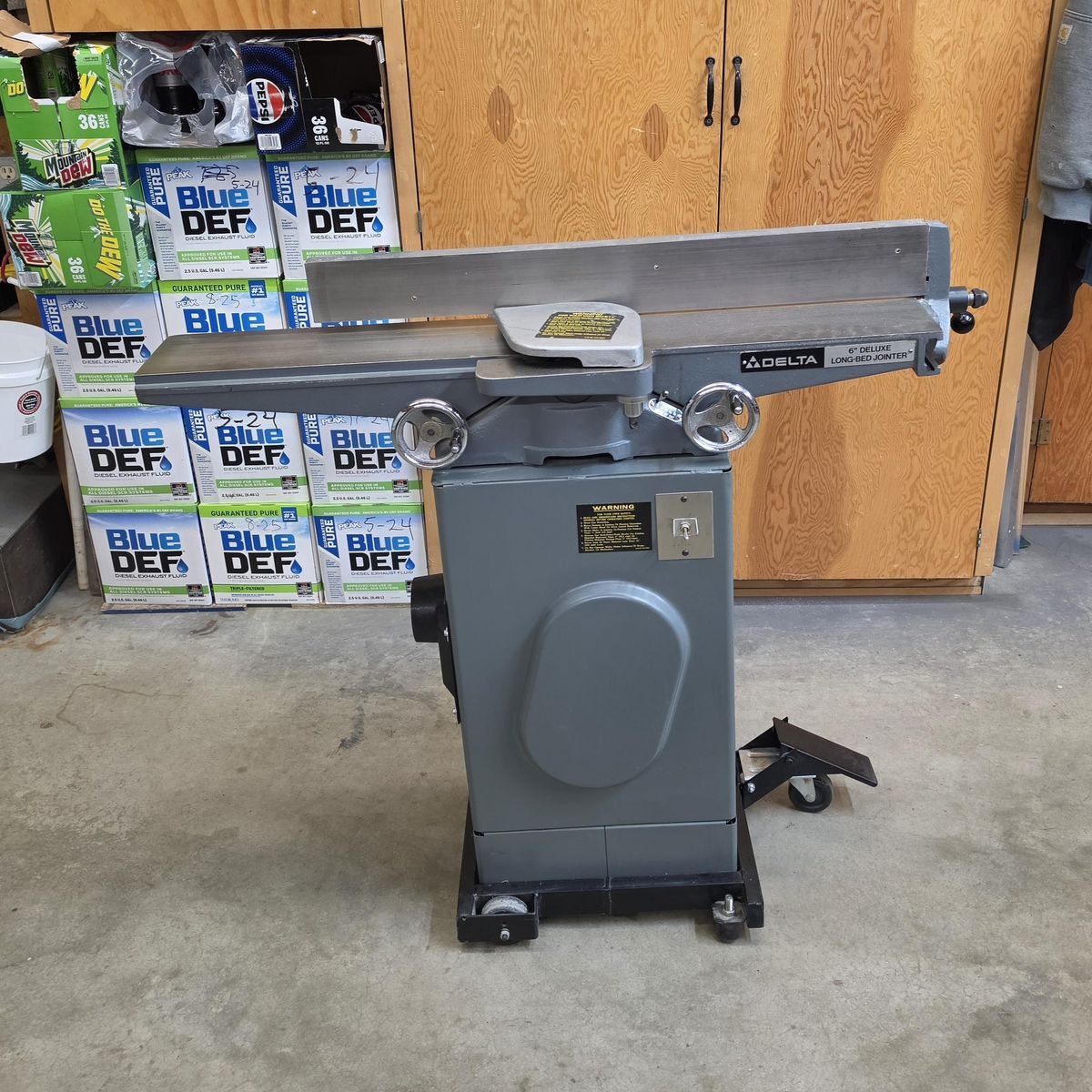Delta 6-inch Deluxe Long-Bed Jointer with Mobile Base