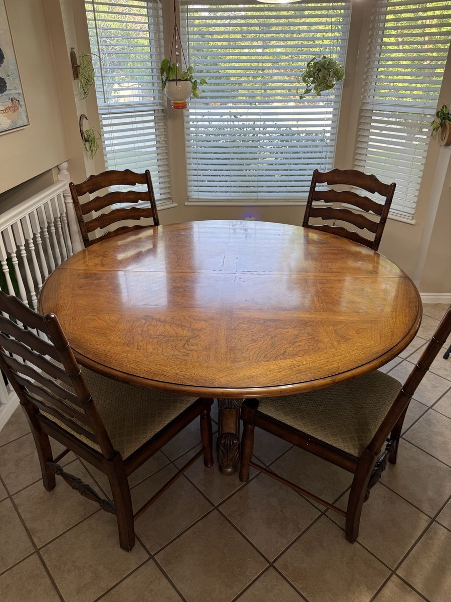 Large Round Dining Table with Pedestal Base, 8 Chairs, & 2 Leaf Extensions