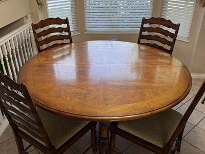 Large Round Dining Table with Pedestal Base, 8 Chairs, & 2 Leaf Extensions