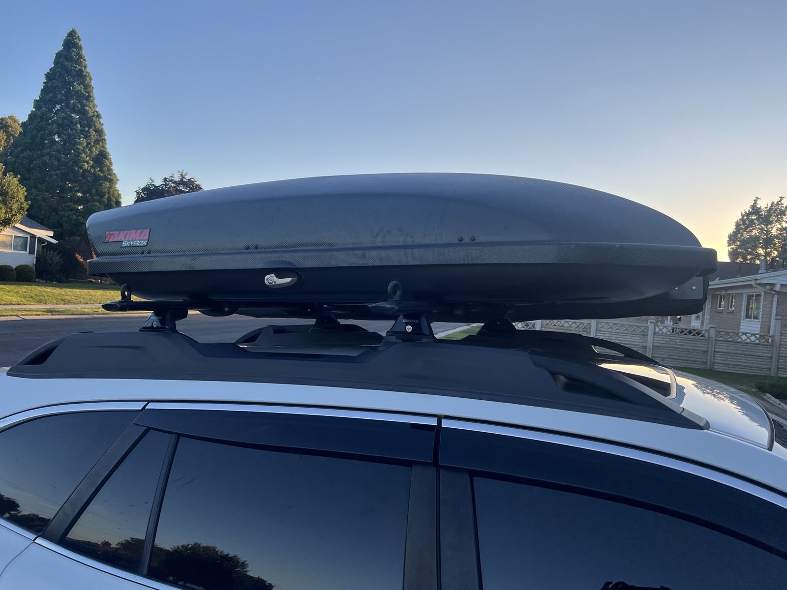 Yakima skybox 16 carbonite