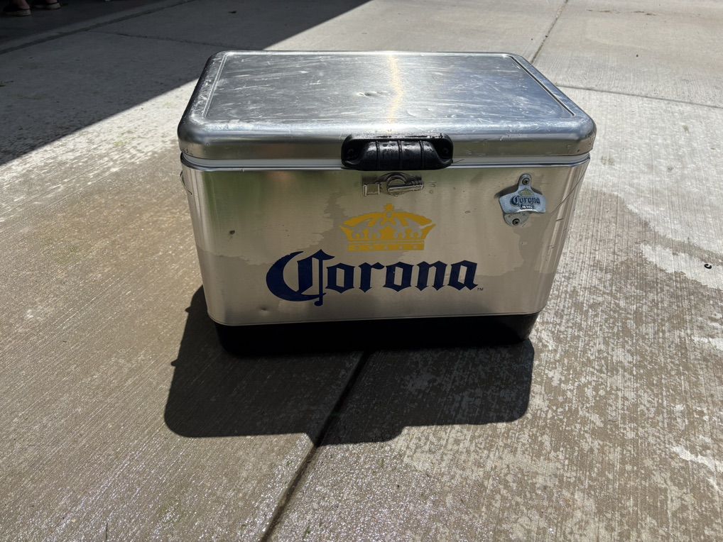 Corona Coleman 54 qt cooler