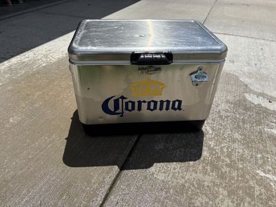 Corona Coleman 54 qt cooler