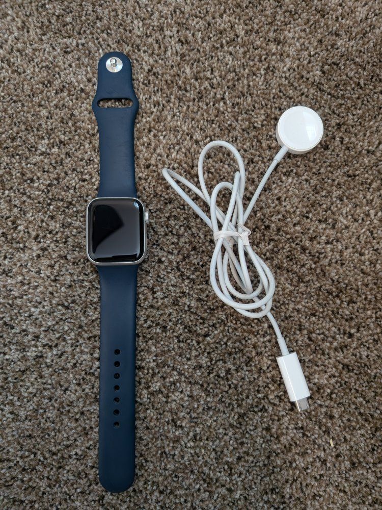 Apple Watch SE (1st Gen) 41mm Silver - GPS Only (With Charger)