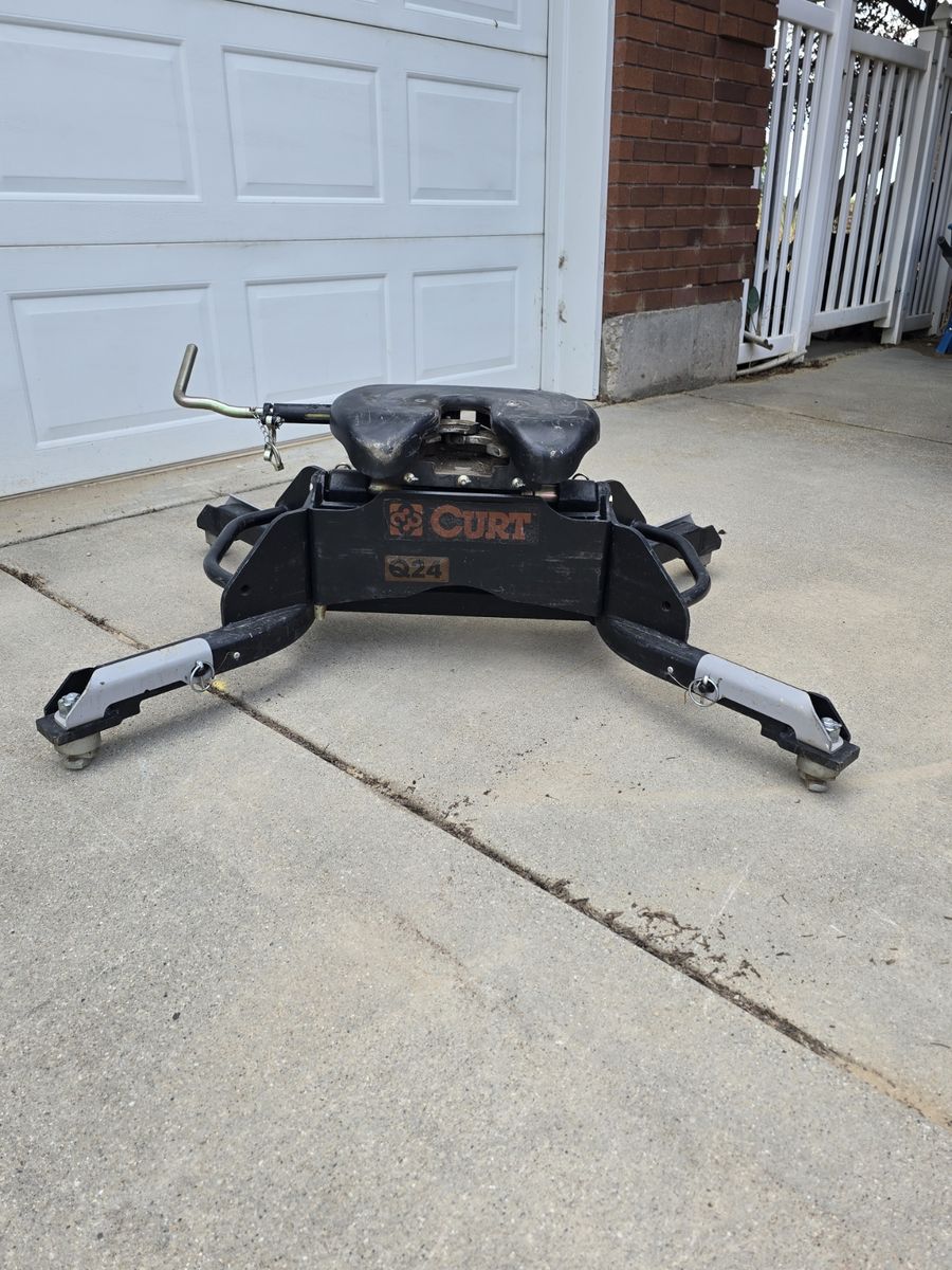 CURT Q24 5th Wheel Trailer Hitch - 24,000 lbs Capacity