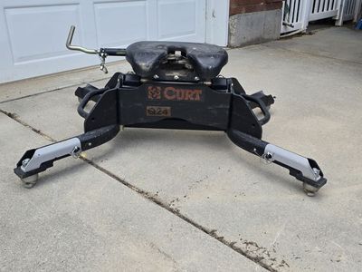 CURT Q24 5th Wheel Trailer Hitch - 24,000 lbs Capacity