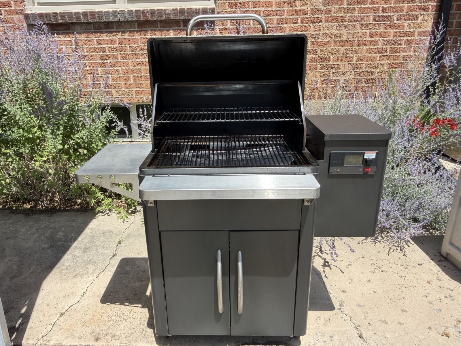 Traeger Silverton 620 Wood Pellet Grill / Smoker - Excellent Condition!