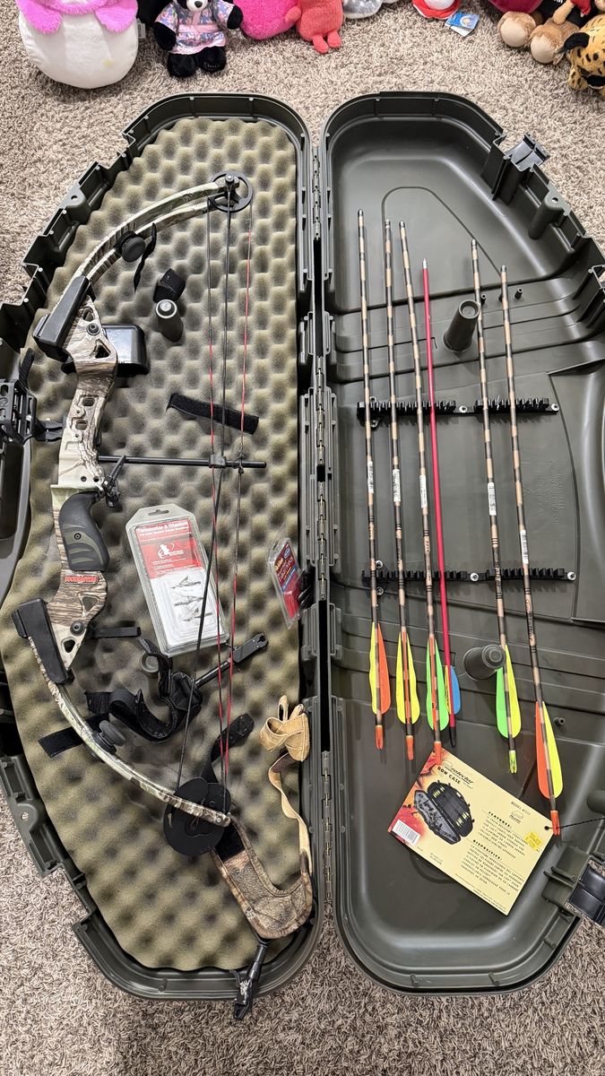 Buckmasters bow and arrow set