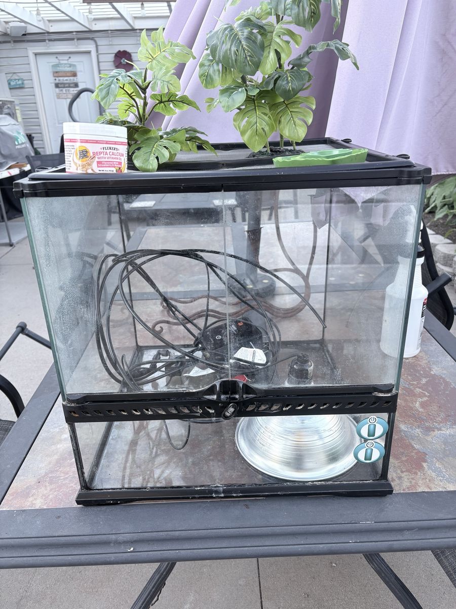 Reptile tank + assessories