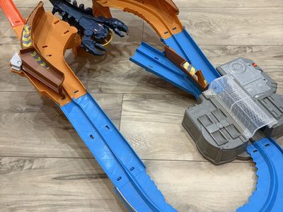 Hot Wheels monster truck scorpion sting raceway