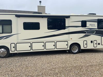 2015 Jayco Precept 35UN Class A V10 – LOW MILES
