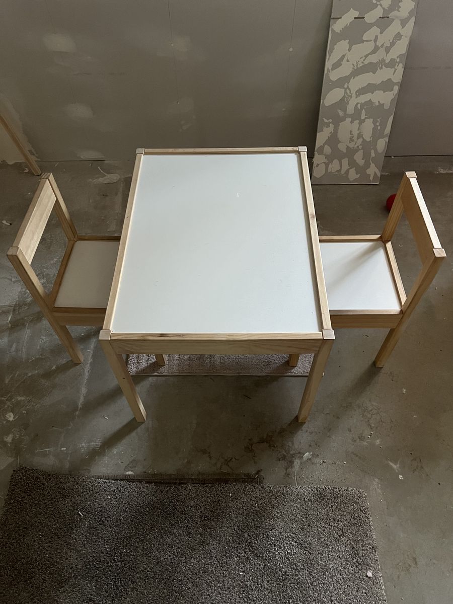 Children's table with 2 chairs