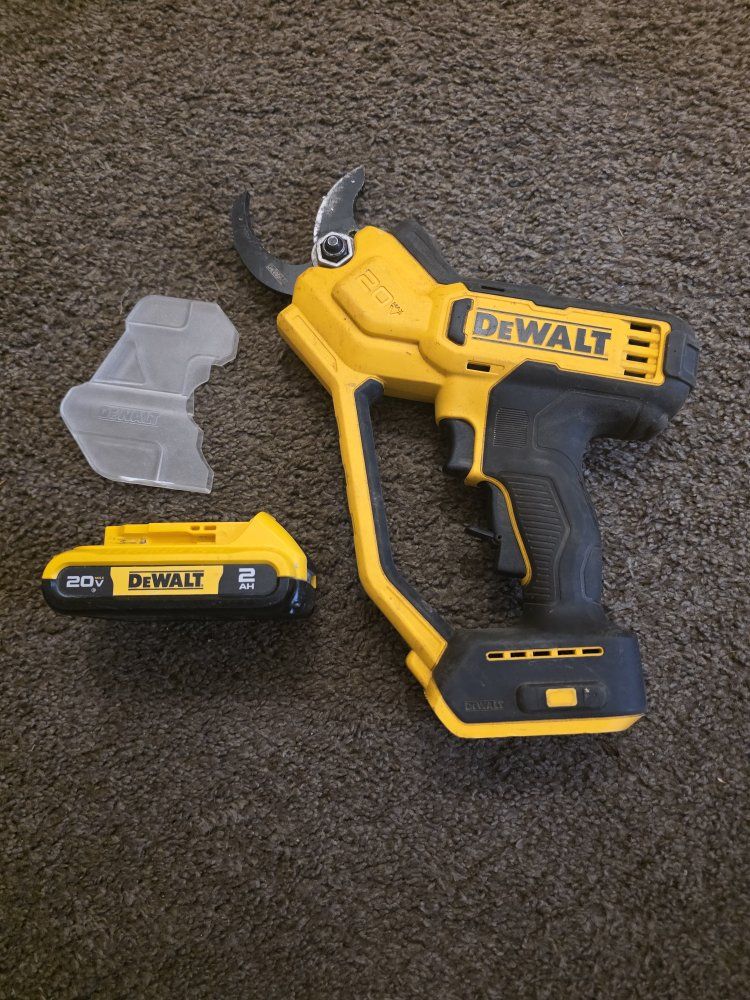 Dewalt 20V MAX Cordless Pruner Kit