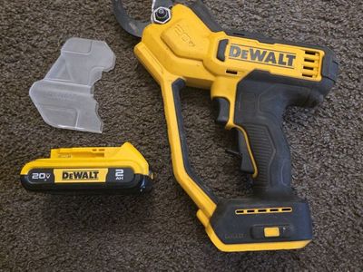 Dewalt 20V MAX Cordless Pruner Kit