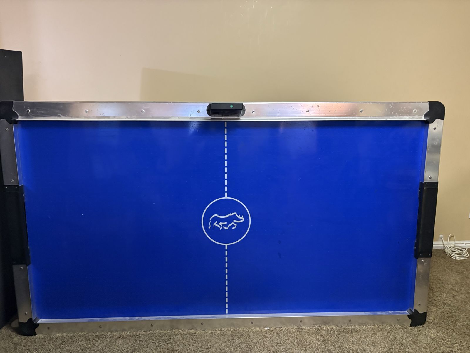 Air hockey table