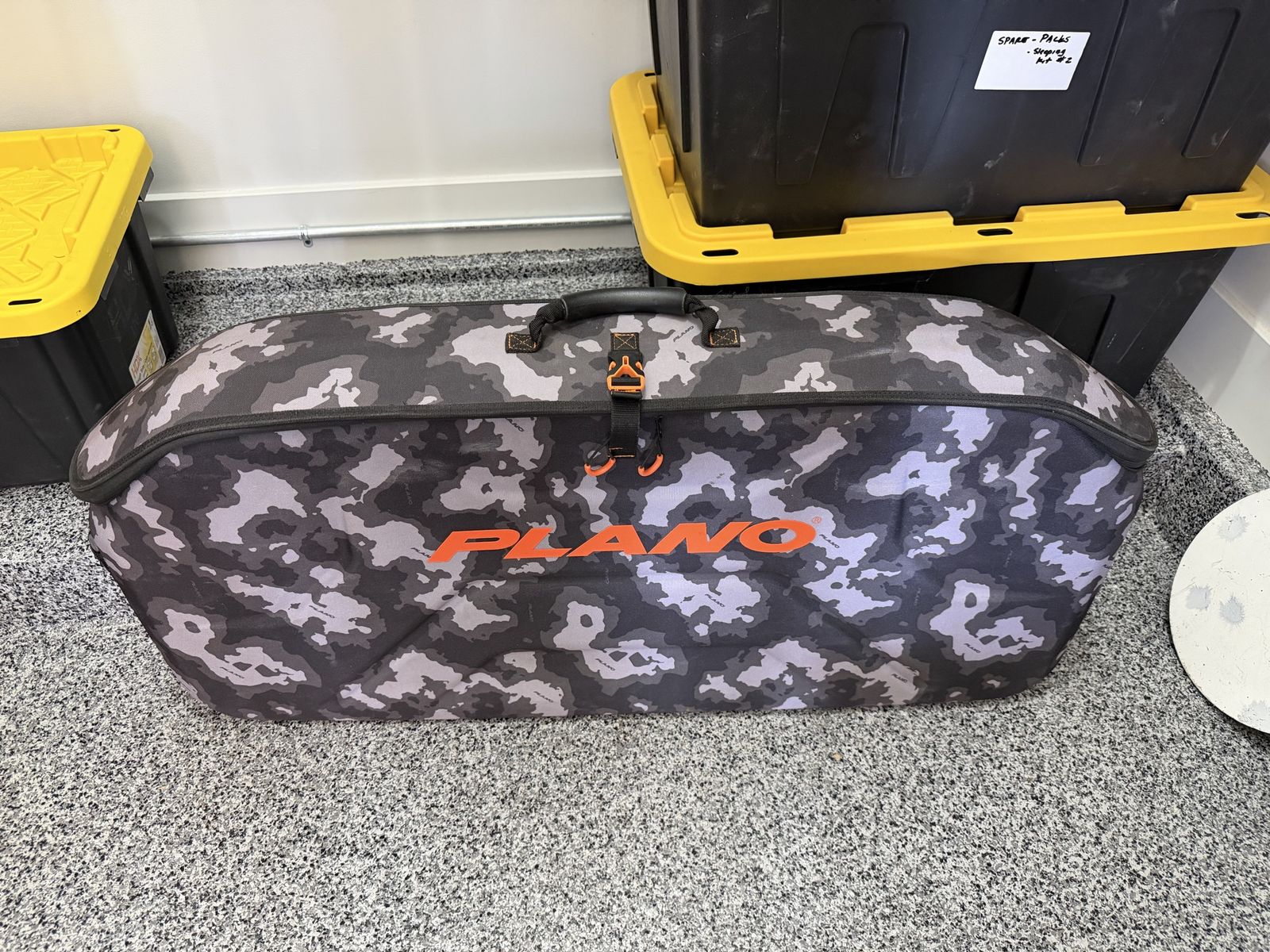 Plano vertical bow case
