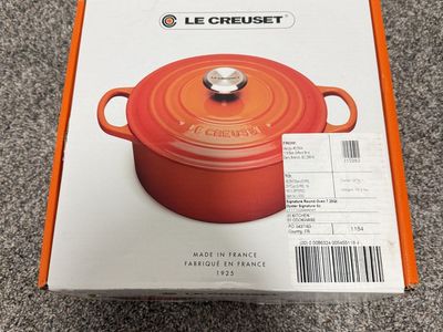 Le Creuset Signature Enameled Cast Iron Round Dutch Oven Cocotte Ronde Signature 28CM 11 In 6.7 L 7 1/4 QT Oyster Flint (Gray)