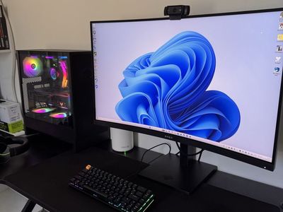 High-End Gaming PC Setup: AMD Ryzen 7 5800X, ASUS TUF RTX 5070, OMEN 32" 165Hz Monitor