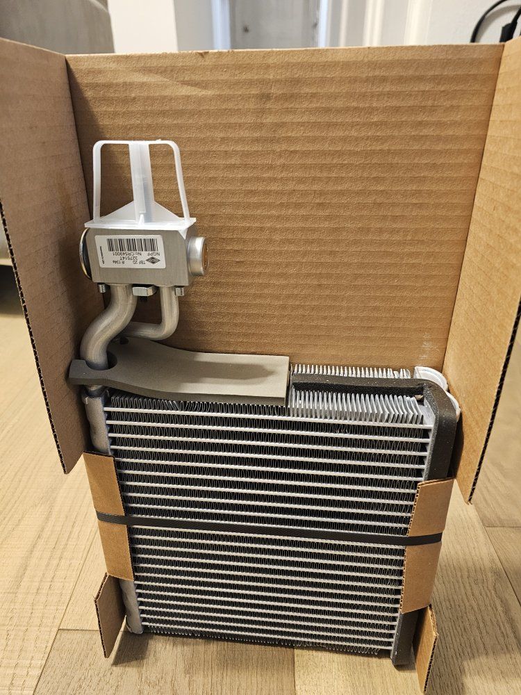 PACCAR (P)W2078001 HVAC Evaporator Assembly - Genuine Parts, New in Box