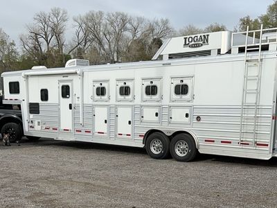 2017 Logan Coach Riot LQ 4 Horse