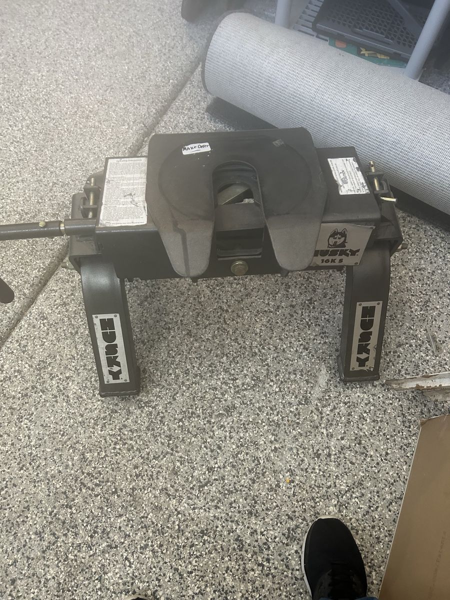 Husky 5th Wheel Trailer Hitch - Excellent Condition