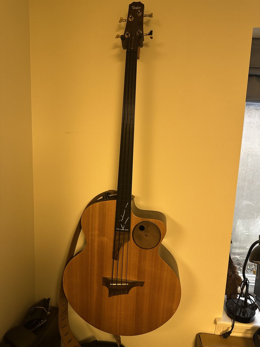 Taylor AB1 acoustic elec FRETLESS bass