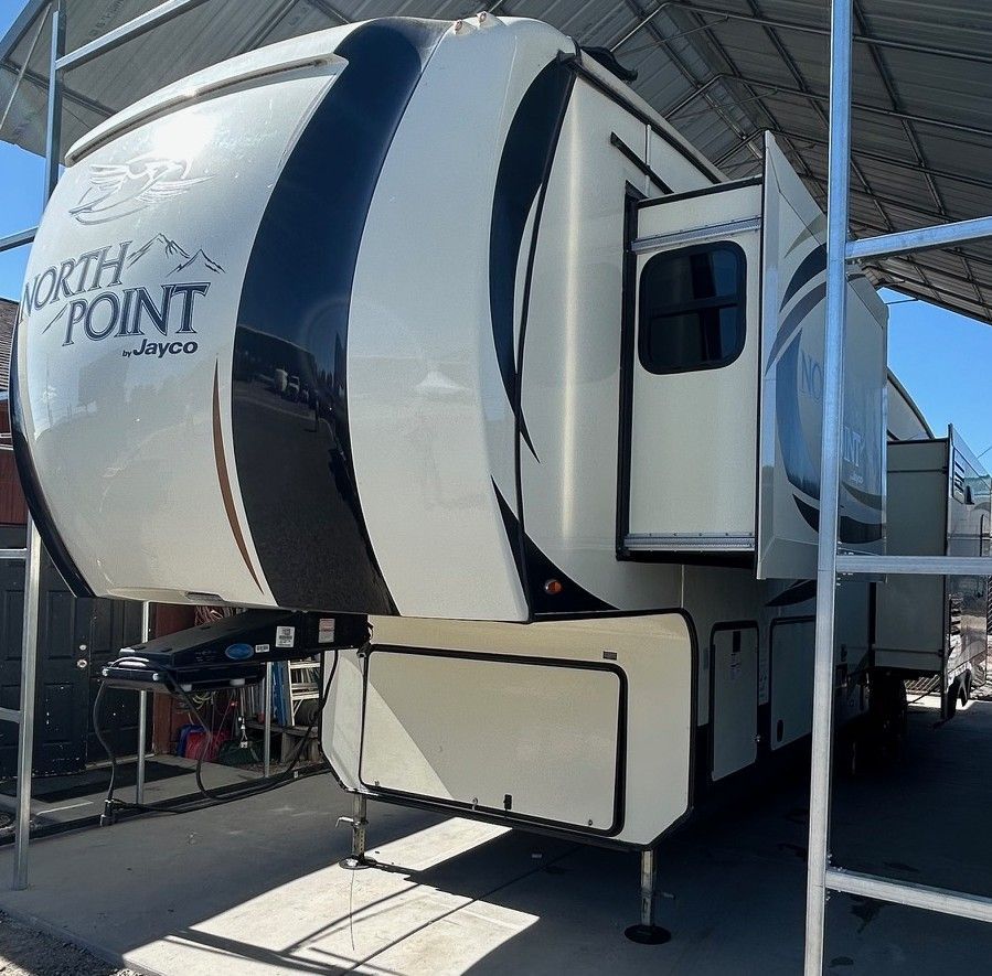 2017 Jayco North Point 5th Wheel, 38 ft, W/D Hookups, Sleeps 4,Self Leveling Jacks All Around, Excellent Condition