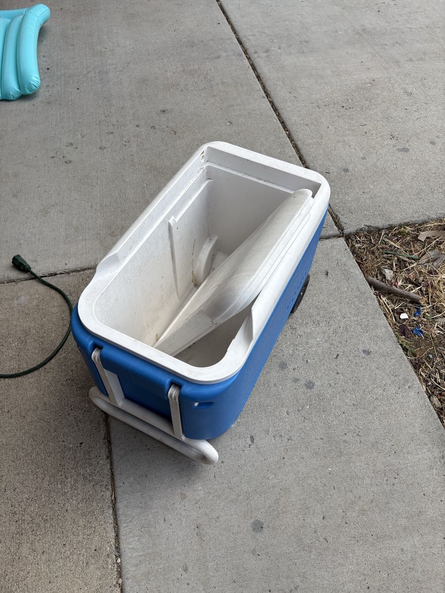 Igloo cooler 38 qt with wheels